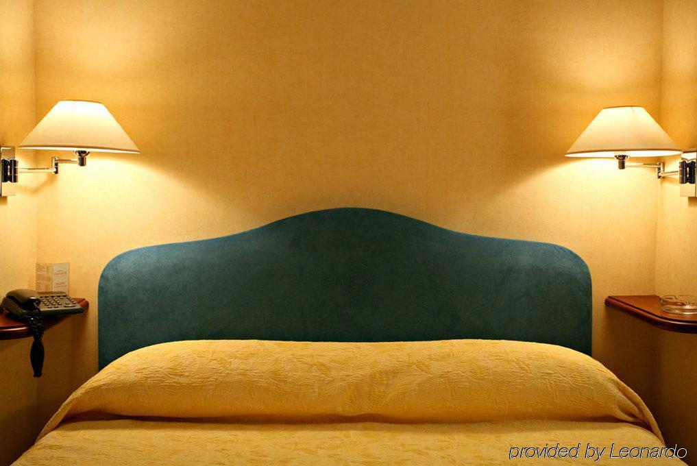 Hotel Concortel Paris Quarto foto